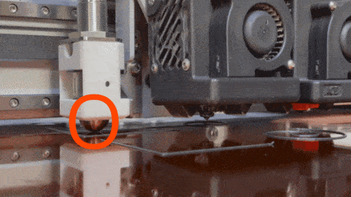 Senzor izmeri tiskane strukture za kalibracijo ekstruderjev pred tiskanjem.